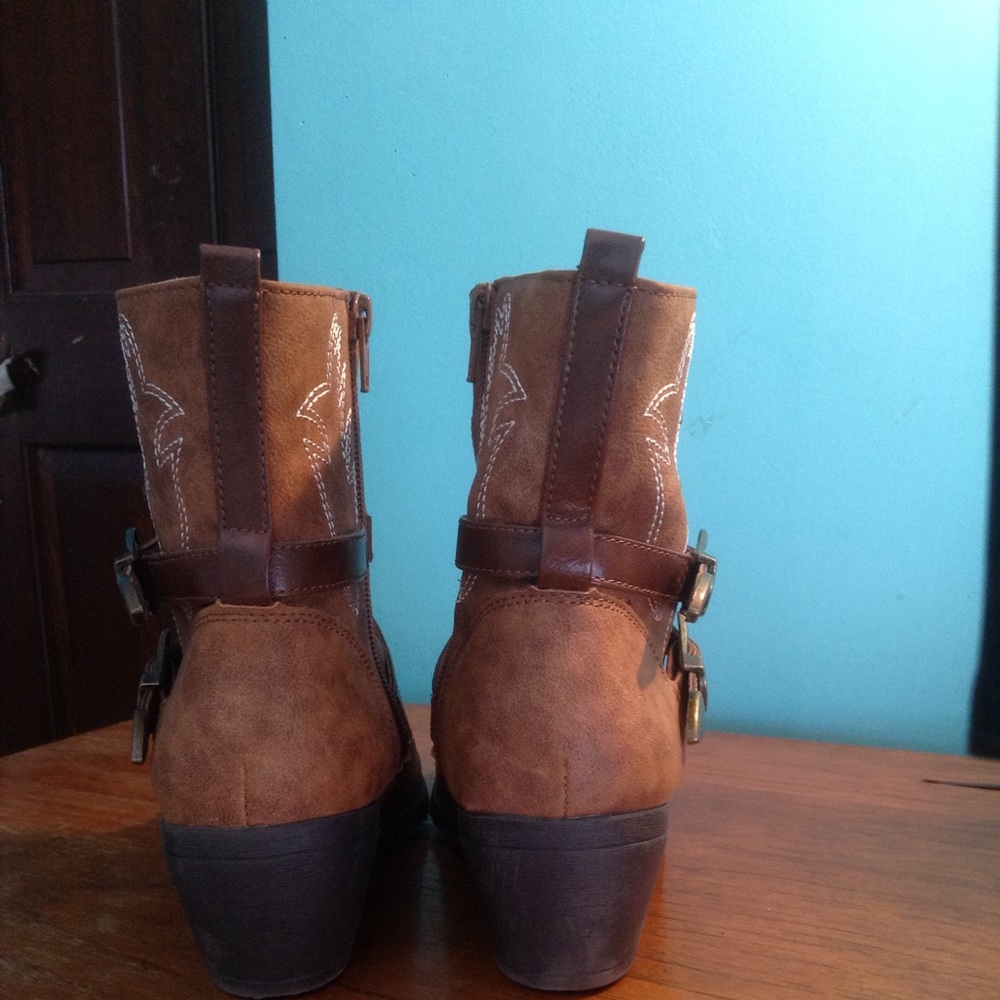 Boots - Picture 5 of 8
